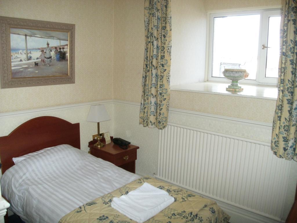 Clarkes Hotel Barrow In Furness エクステリア 写真
